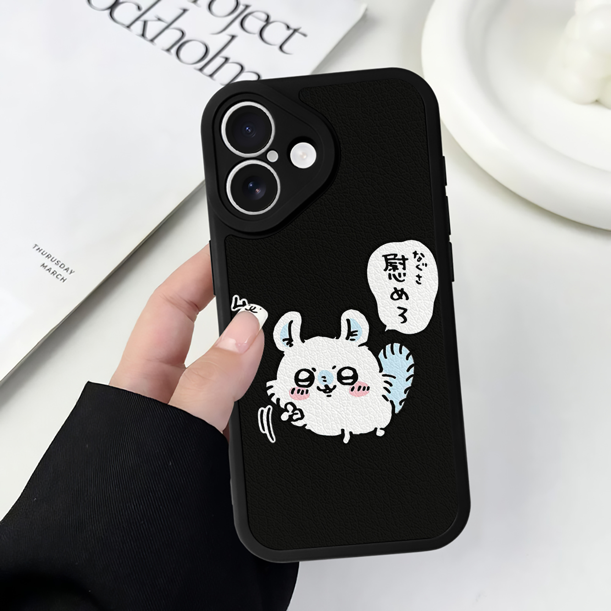 （画像用） ちいかわ モモンガ Chii-kawa Momonga 【iPhone 16シリーズ対応】シリコンスマホケース（レザー調） 材質：シリコン